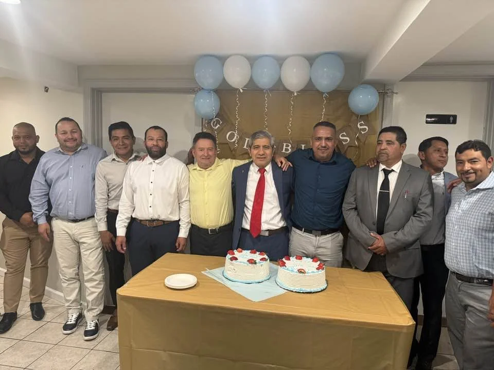 Hermanos reunidos en una celebración